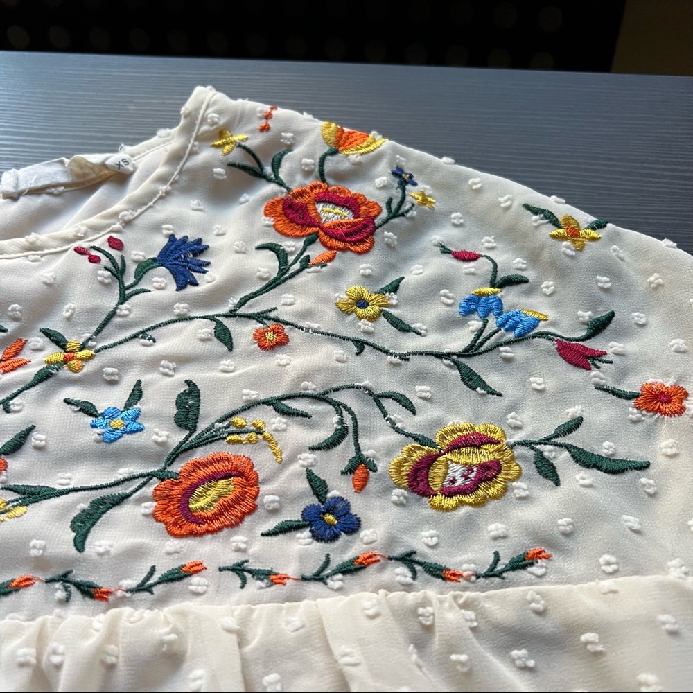 Embroidered blouse - Picture 2 of 4